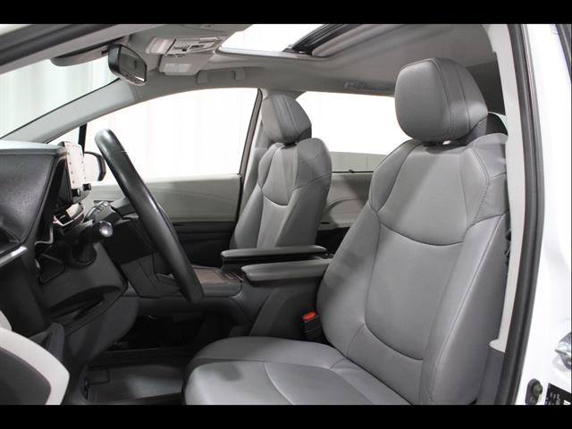 Used 2023 Toyota Sienna XLE FWD image 5