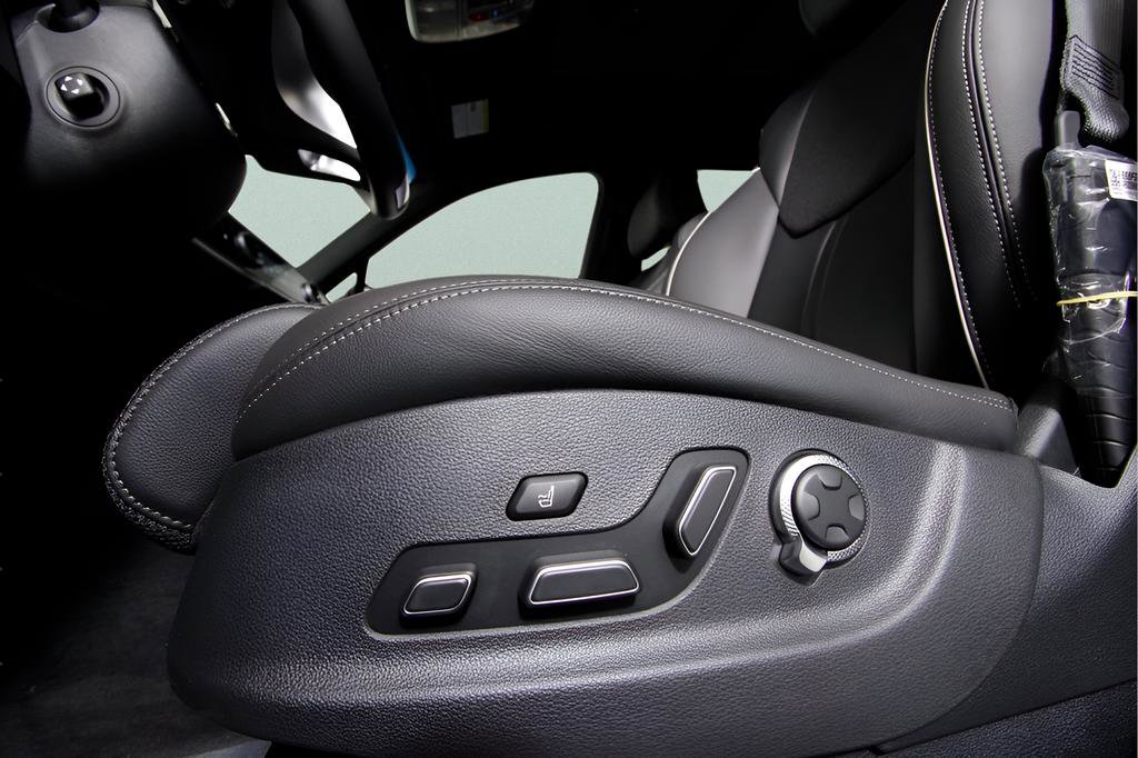 Used 2025 Genesis GV70 3.5T Sport AWD/4WD image 14