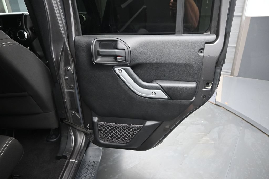 Used 2016 Jeep Wrangler Unlimited Sahara w/ Connectivity Group AWD/4WD image 16