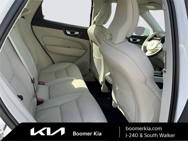 Used 2022 Volvo XC60 B5 Momentum image 12