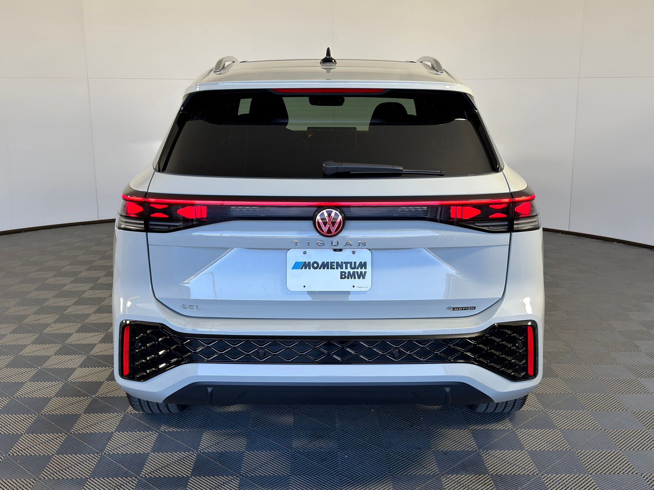 Used 2025 Volkswagen Tiguan SEL R-Line image 8