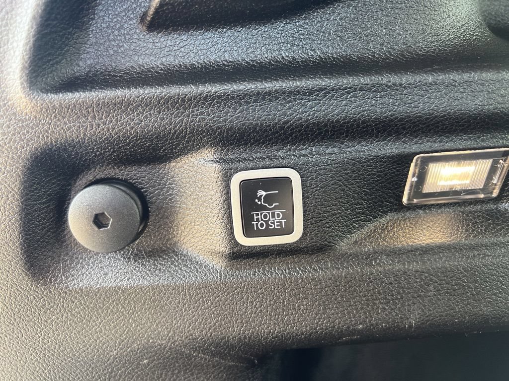 Used 2023 Jeep Grand Cherokee L Limited AWD/4WD image 16