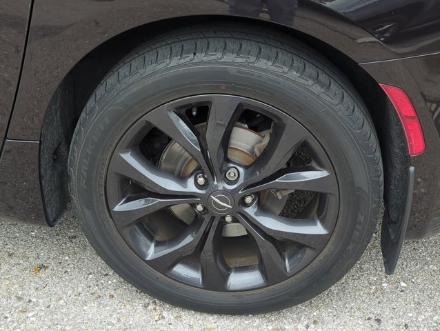 Used 2019 Chrysler Pacifica Limited w/ Advanced Safetytec Group FWD image 6