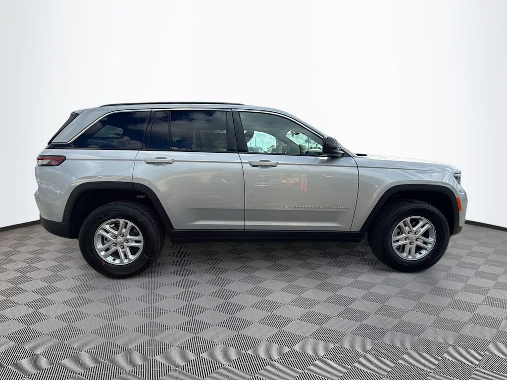 New 2025 Jeep Grand Cherokee Laredo w/ Luxury Tech Group I RWD image 8