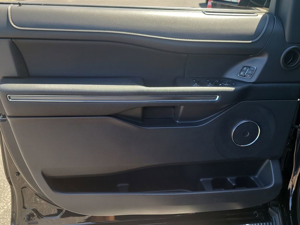 Used 2023 Ford Expedition XLT image 16