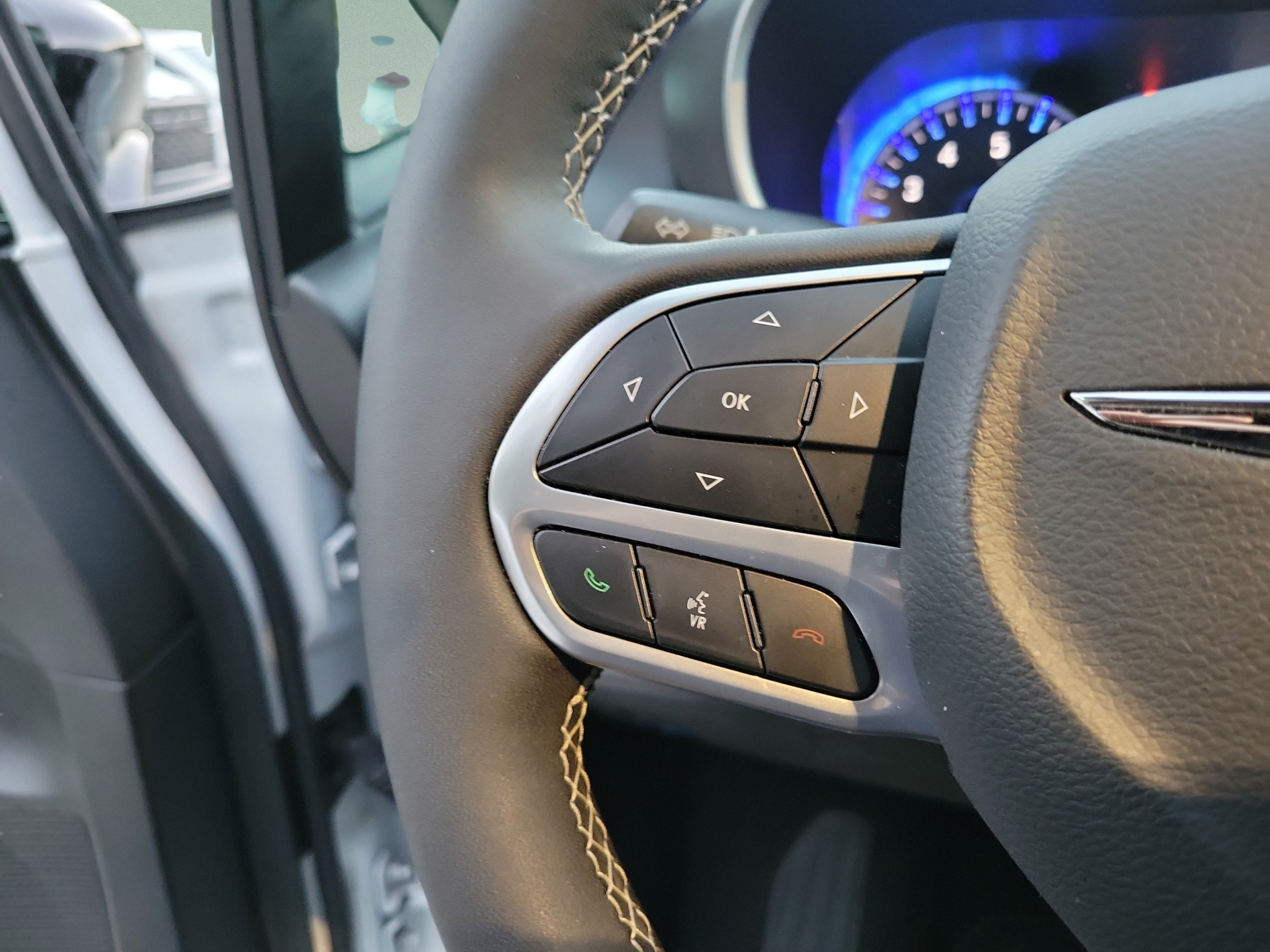 Used 2025 Chrysler Voyager LX FWD image 25