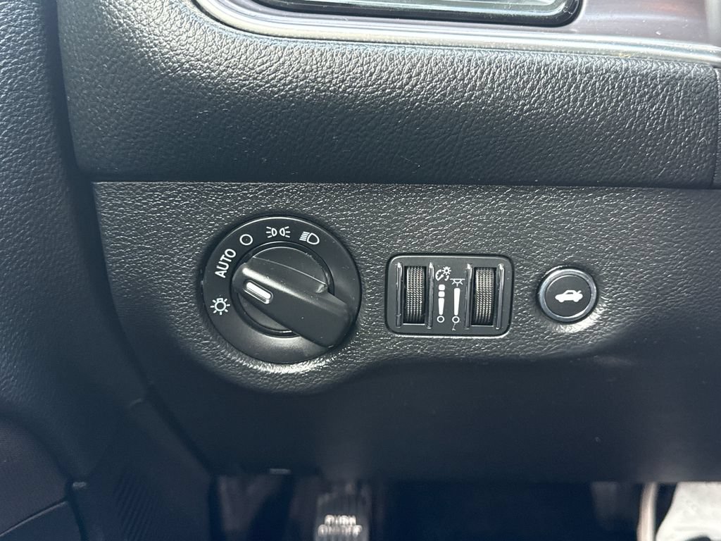Used 2016 Dodge Challenger SXT RWD image 33