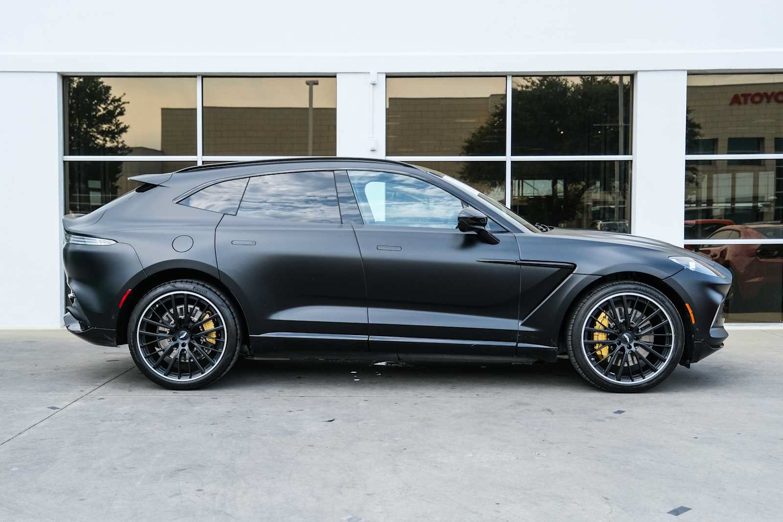 Used 2023 Aston Martin DBX AWD/4WD image 7