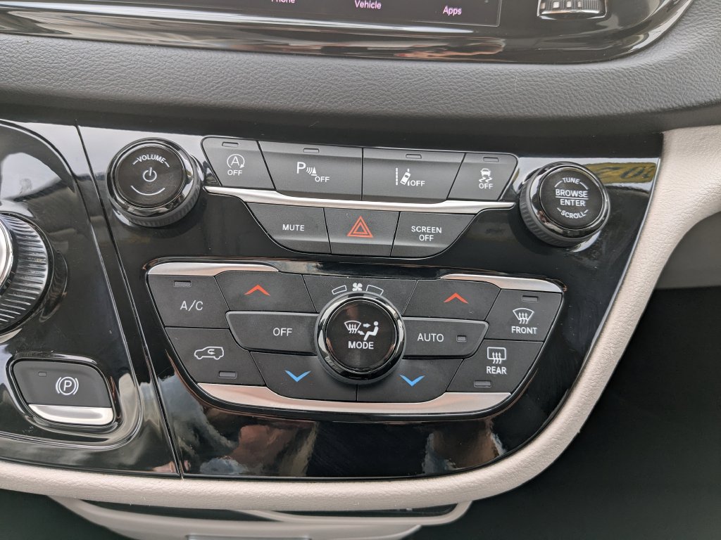 Used 2024 Chrysler Pacifica Touring-L FWD image 26