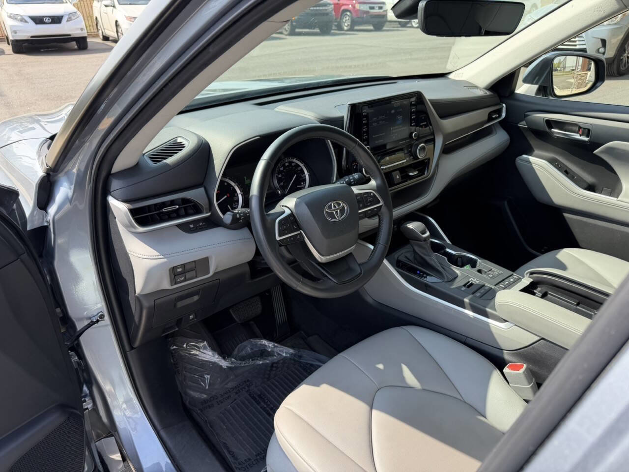 Used 2022 Toyota Highlander XLE image 29