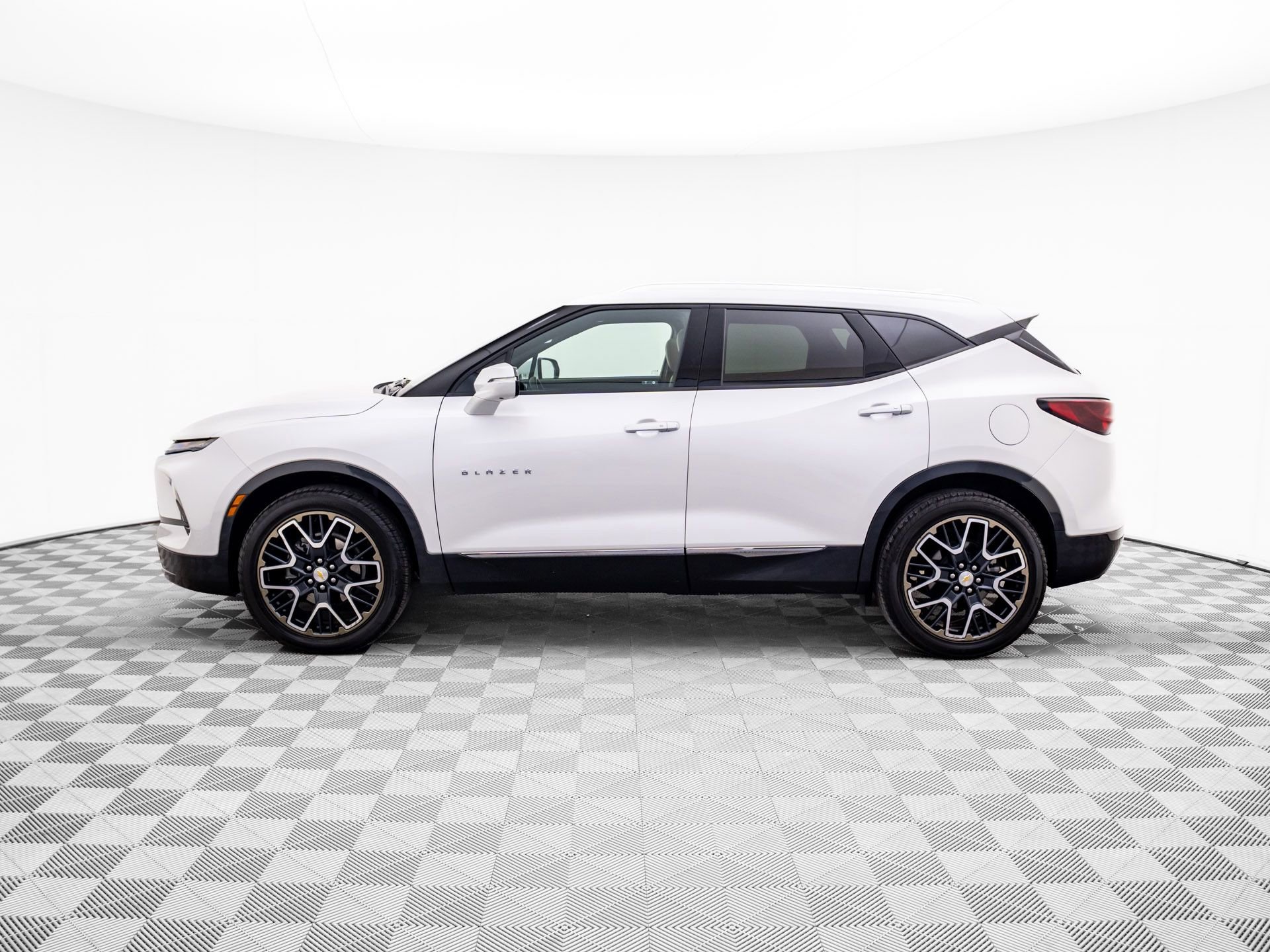 Used 2024 Chevrolet Blazer Premier w/ Driver Confidence II Package image 2