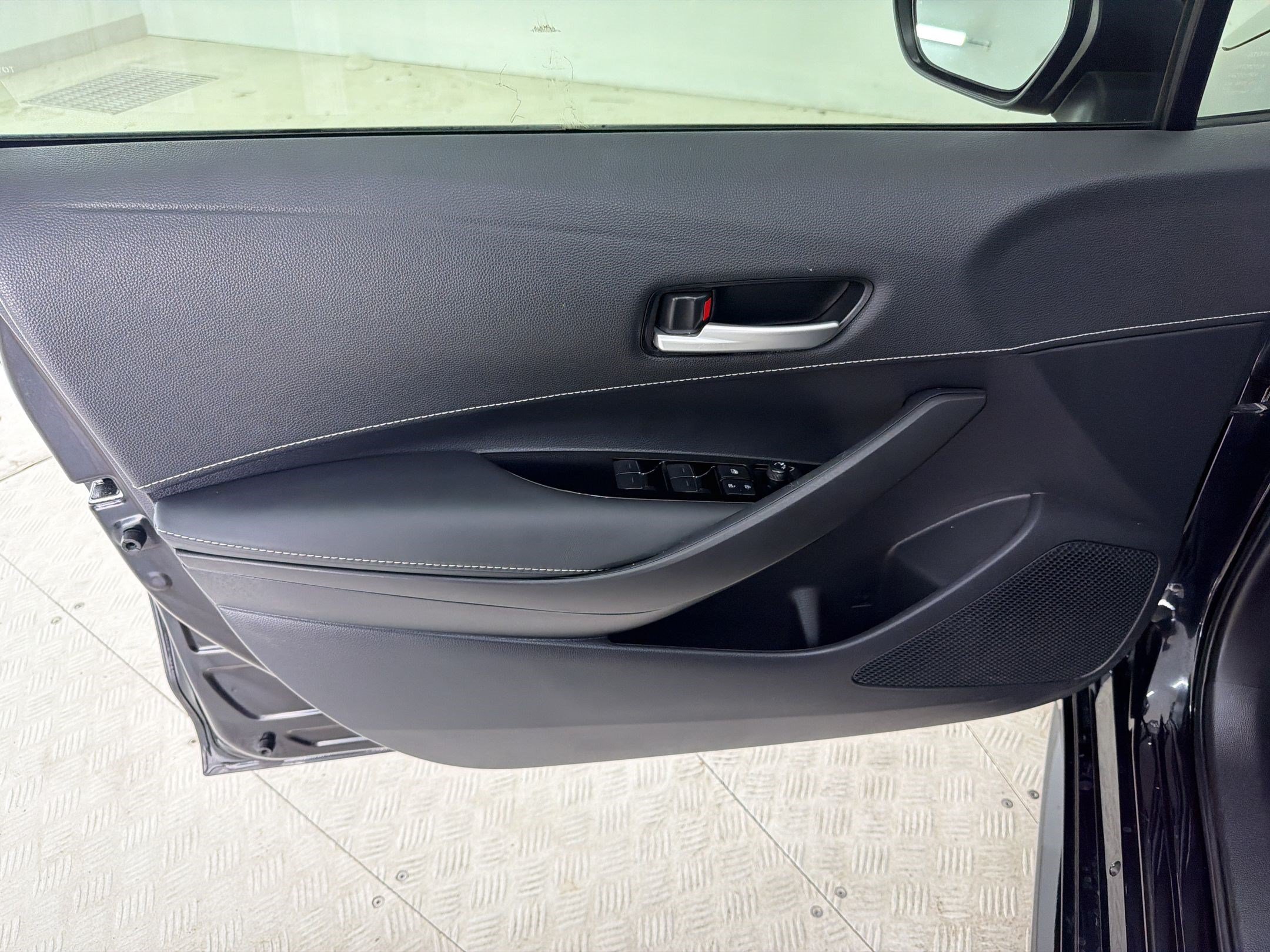 Used 2025 Toyota Corolla SE FWD image 13
