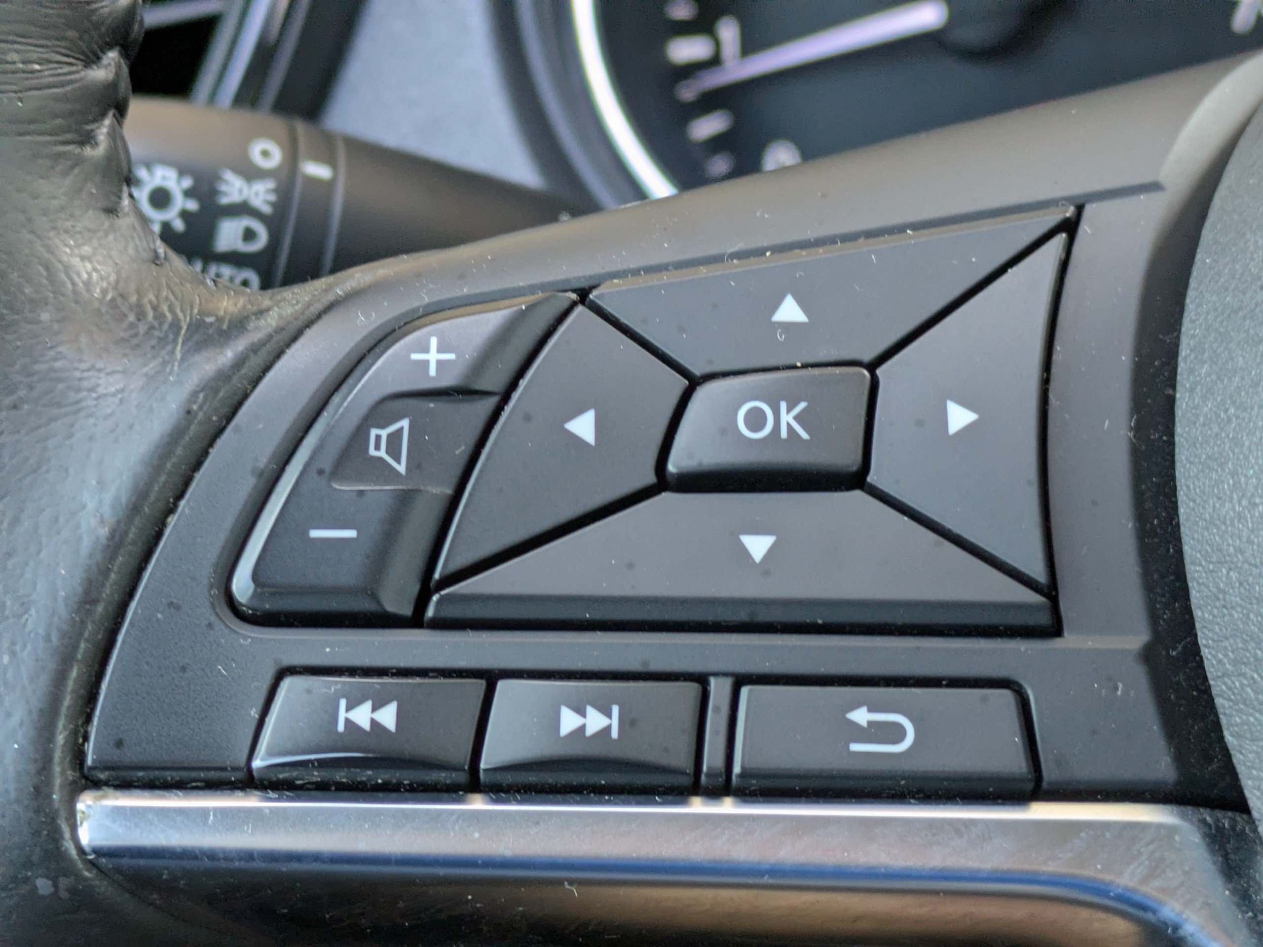 Used 2018 Nissan Rogue SV FWD image 24