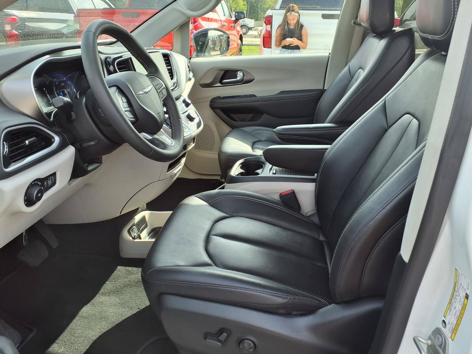 Used 2024 Chrysler Pacifica Touring-L FWD image 16