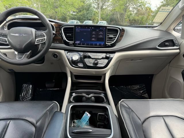 Used 2024 Chrysler Pacifica Limited FWD image 13