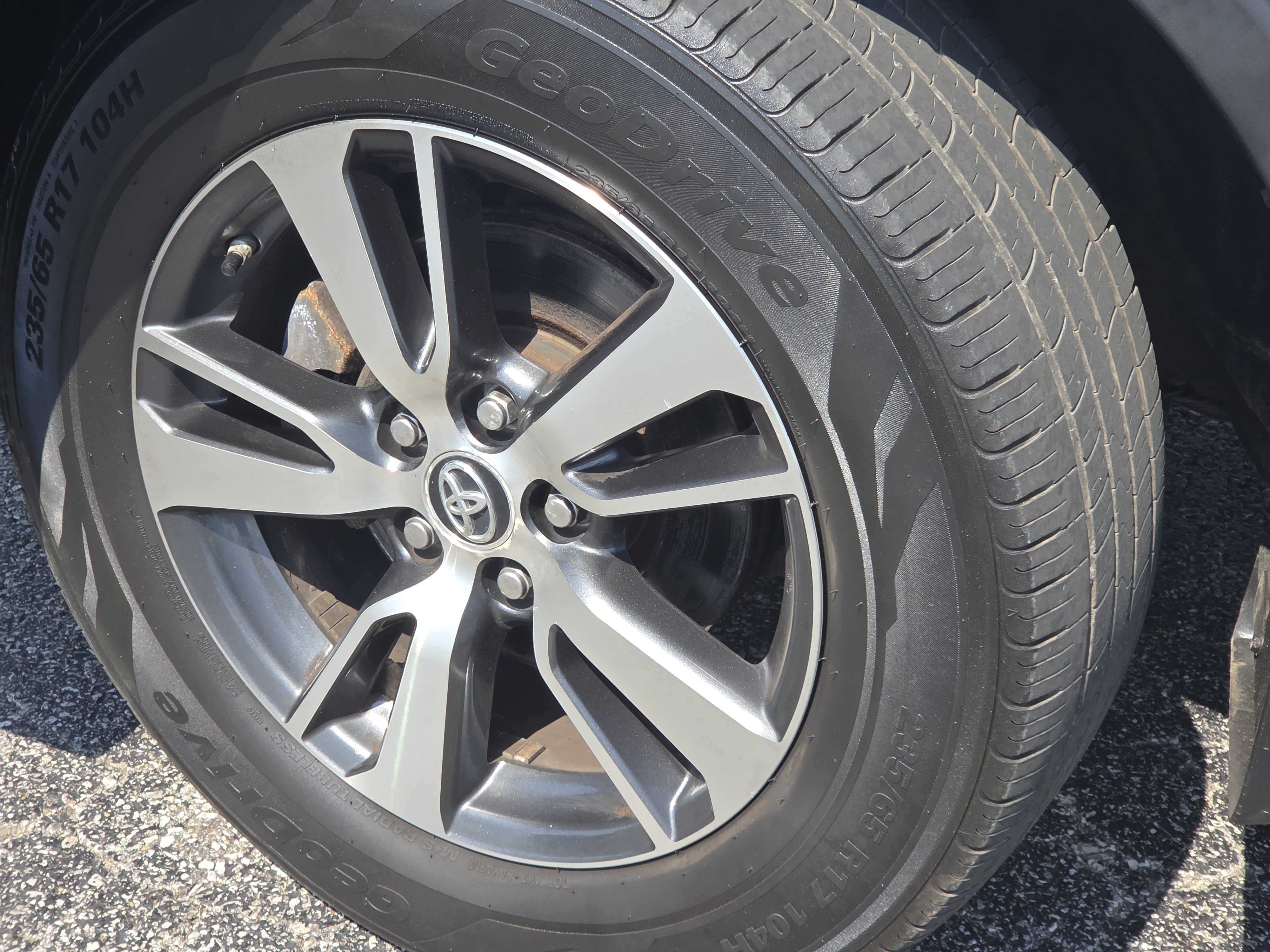 Used 2018 Toyota RAV4 XLE AWD/4WD image 3