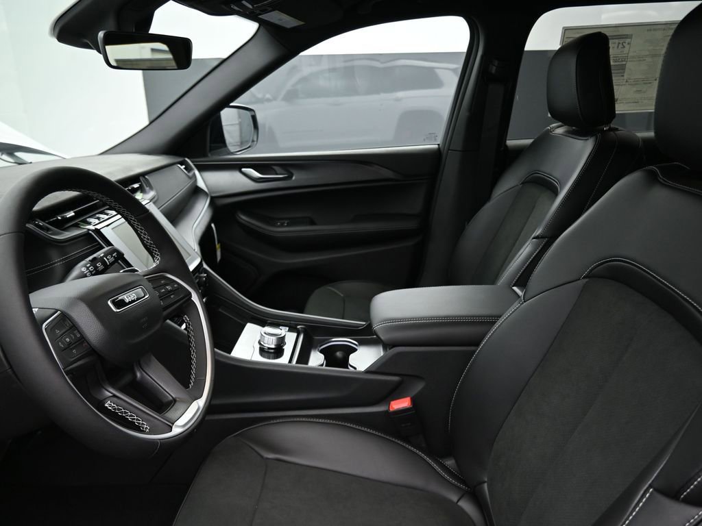 New 2025 Jeep Grand Cherokee L Altitude image 13