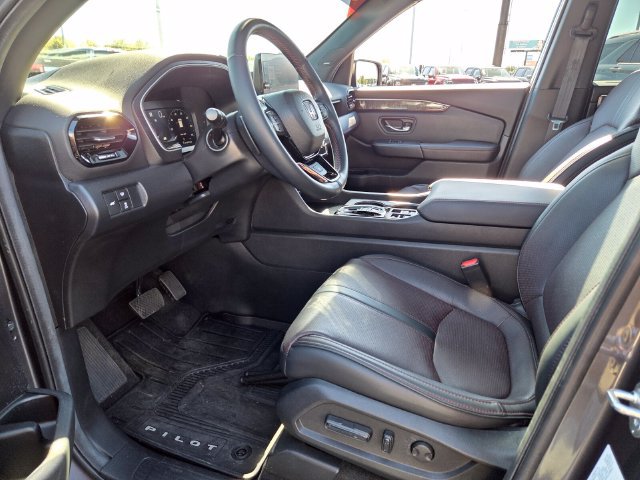 Used 2025 Honda Pilot Black Edition image 5