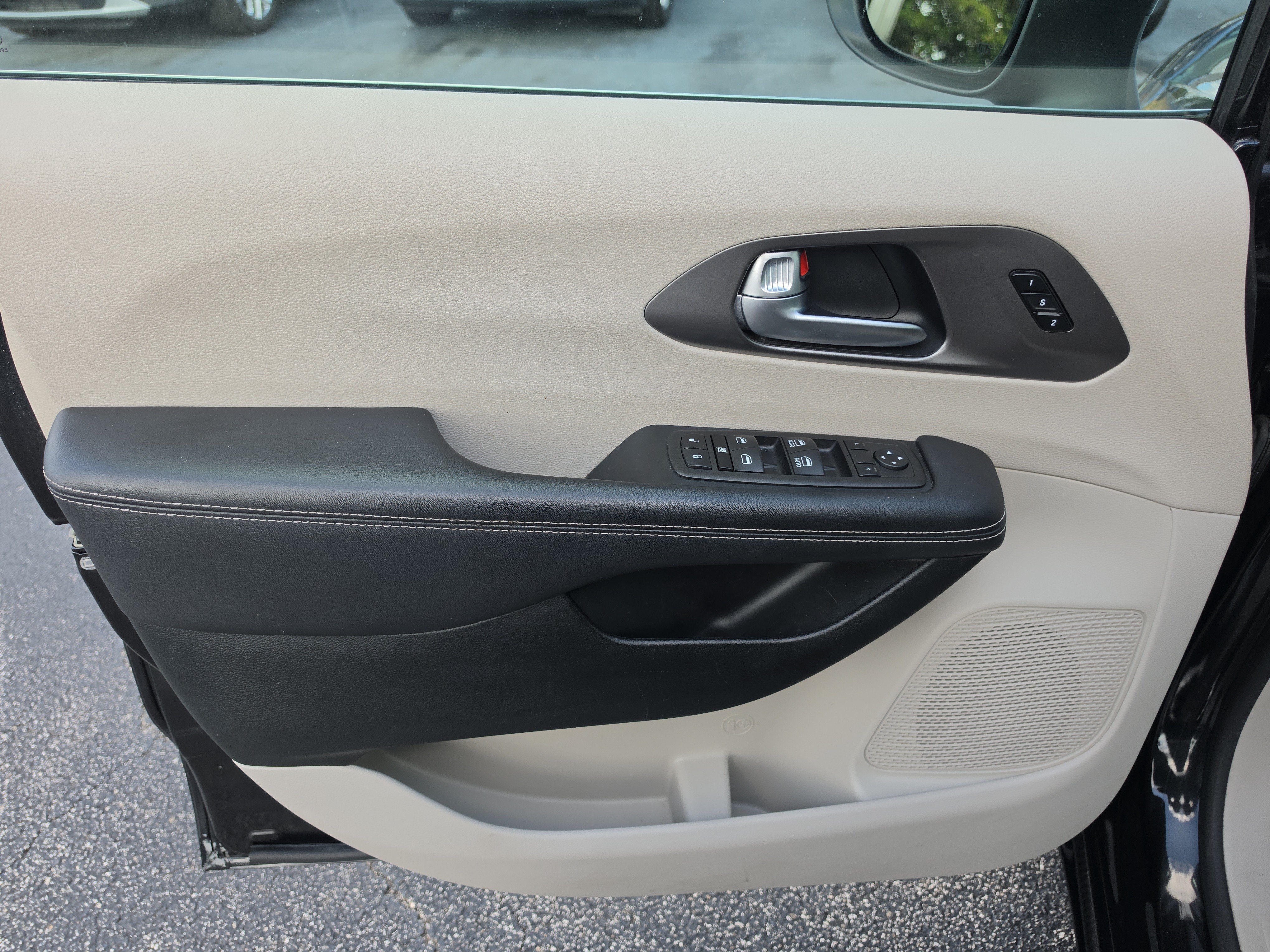 Used 2023 Chrysler Pacifica Touring-L FWD image 17