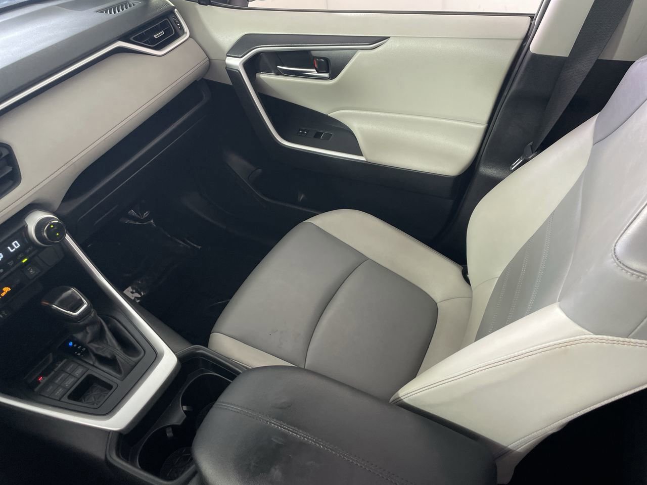 Used 2019 Toyota RAV4 XLE Premium w/ Cold Weather Package AWD/4WD image 23