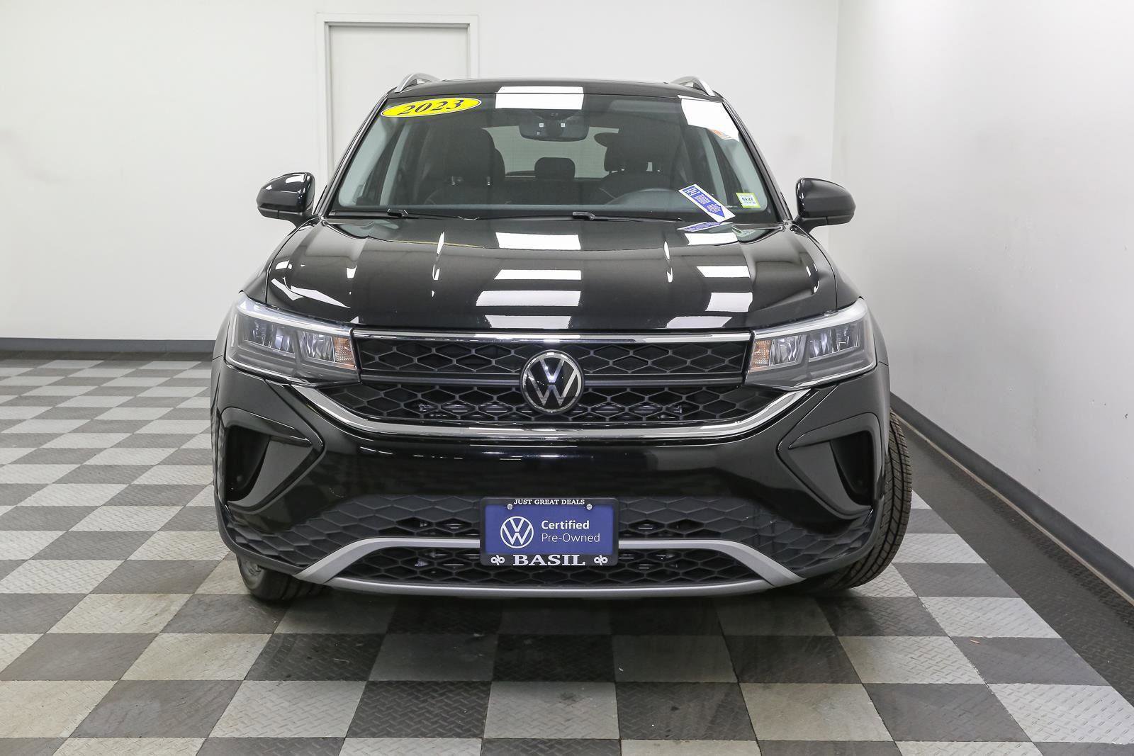 Certified 2023 Volkswagen Taos SE w/ Panoramic Sunroof Package AWD/4WD image 4