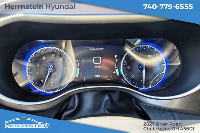 Used 2023 Chrysler Pacifica Touring-L FWD image 16