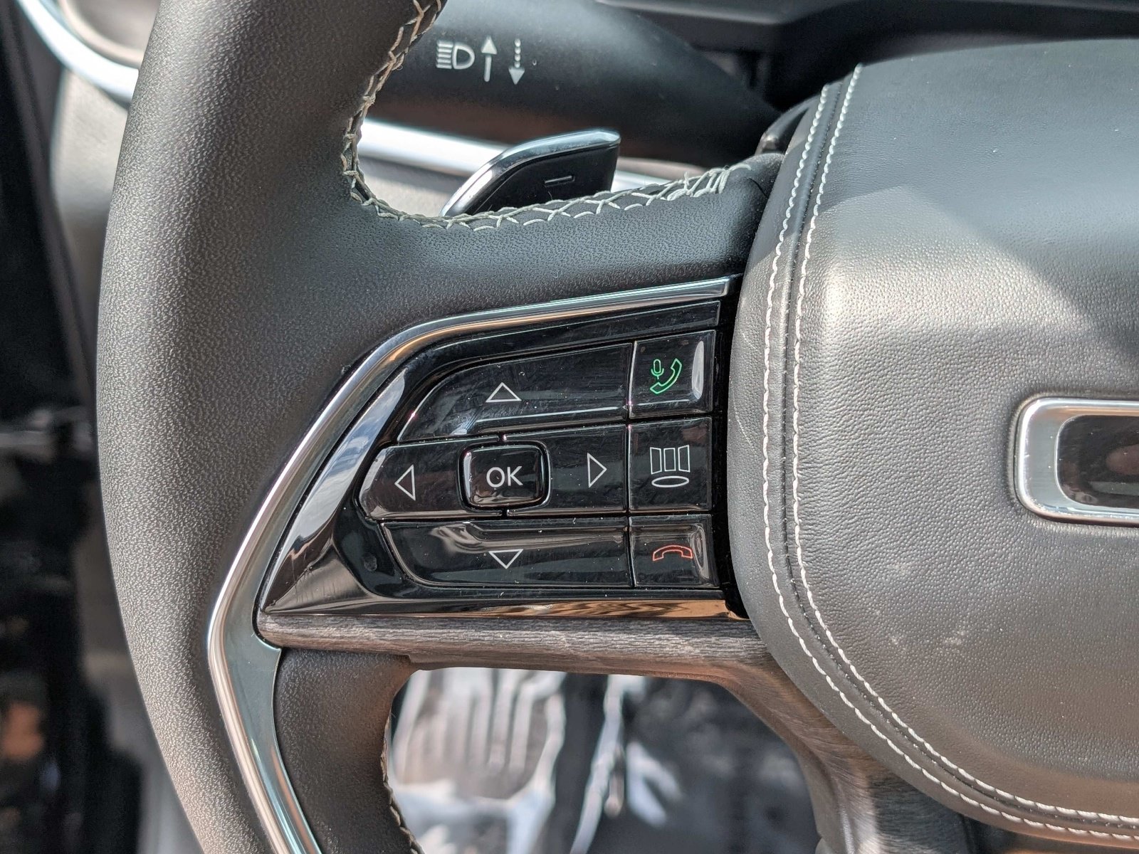 Used 2023 Jeep Grand Cherokee Overland w/ Luxury Tech Group IV AWD/4WD image 26