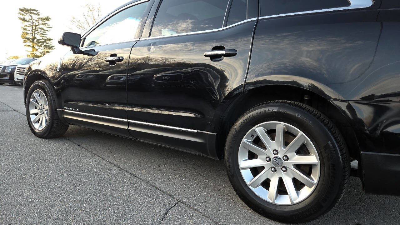 Used 2019 Lincoln MKT AWD image 8