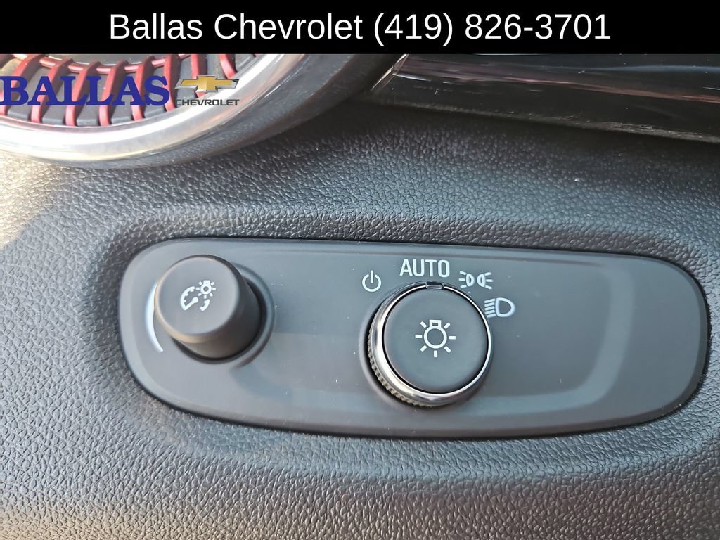 Used 2025 Chevrolet Trax RS w/ Sunroof Package FWD image 18