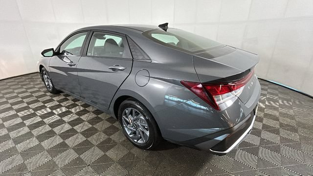 Used 2024 Hyundai Elantra SEL FWD image 4
