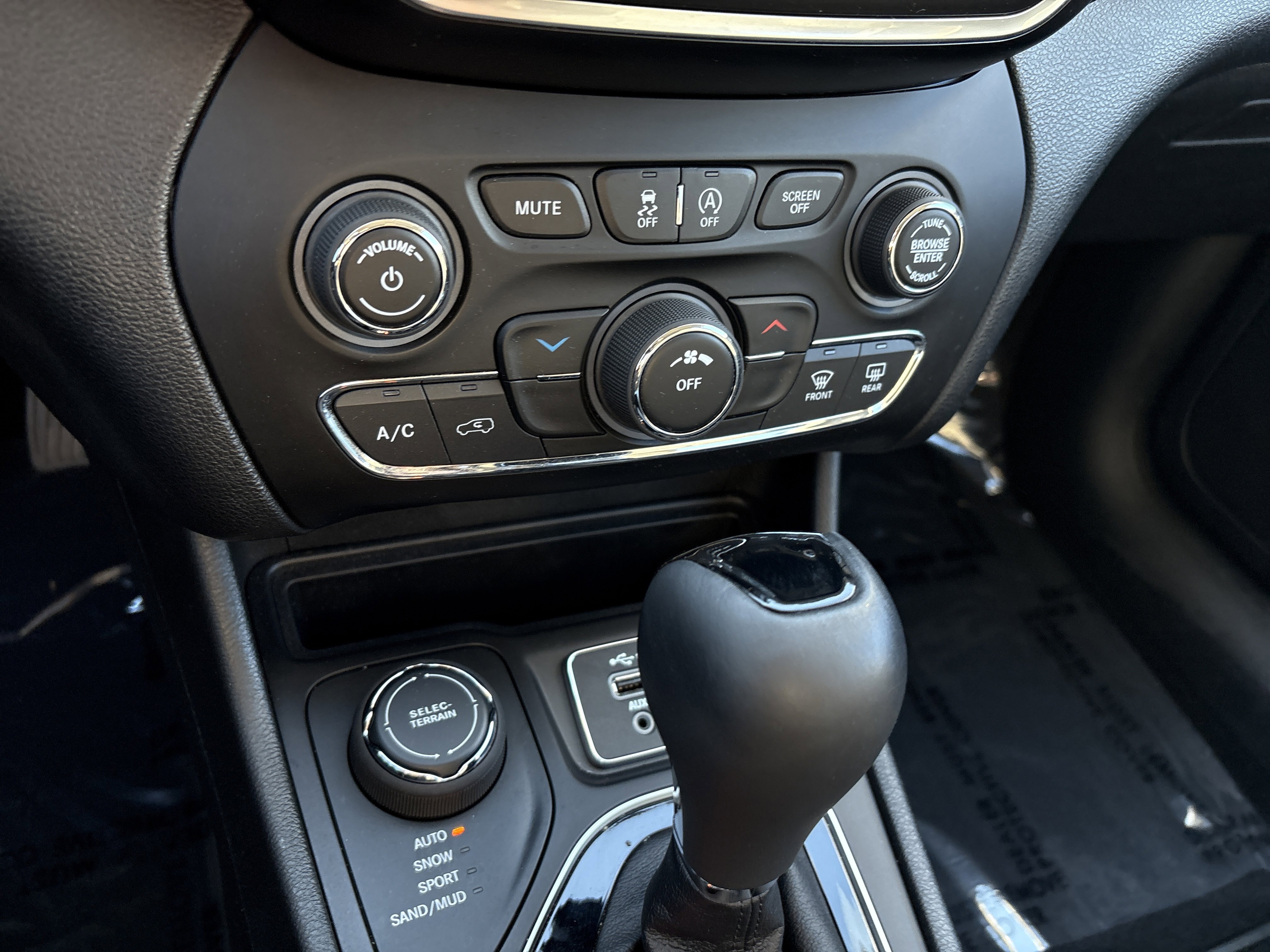 Certified 2021 Jeep Cherokee Latitude Plus image 29