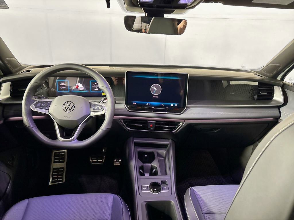 New 2025 Volkswagen Tiguan SE R-Line image 12
