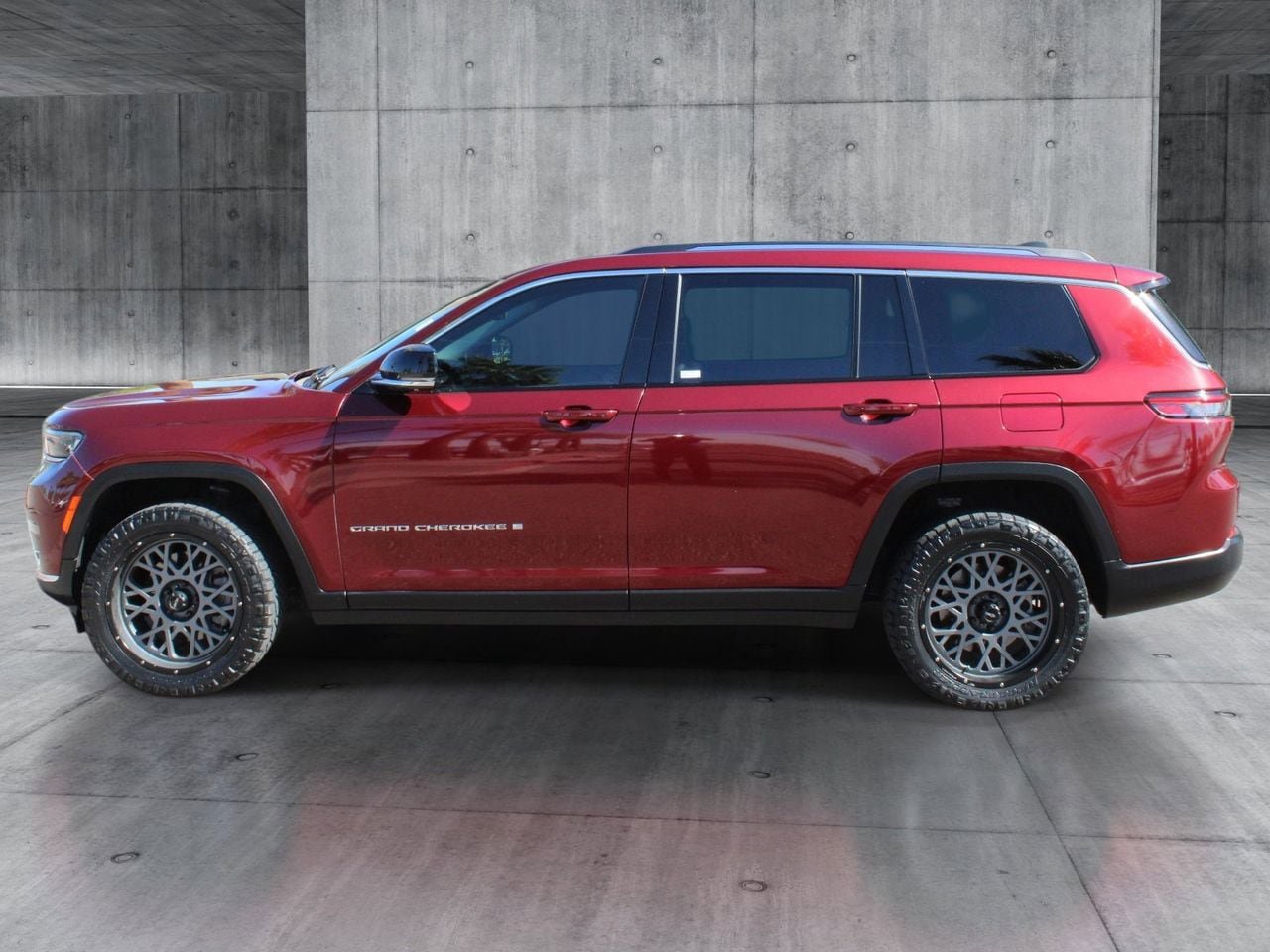 Used 2022 Jeep Grand Cherokee L Limited w/ Luxury Tech Group II AWD/4WD image 2