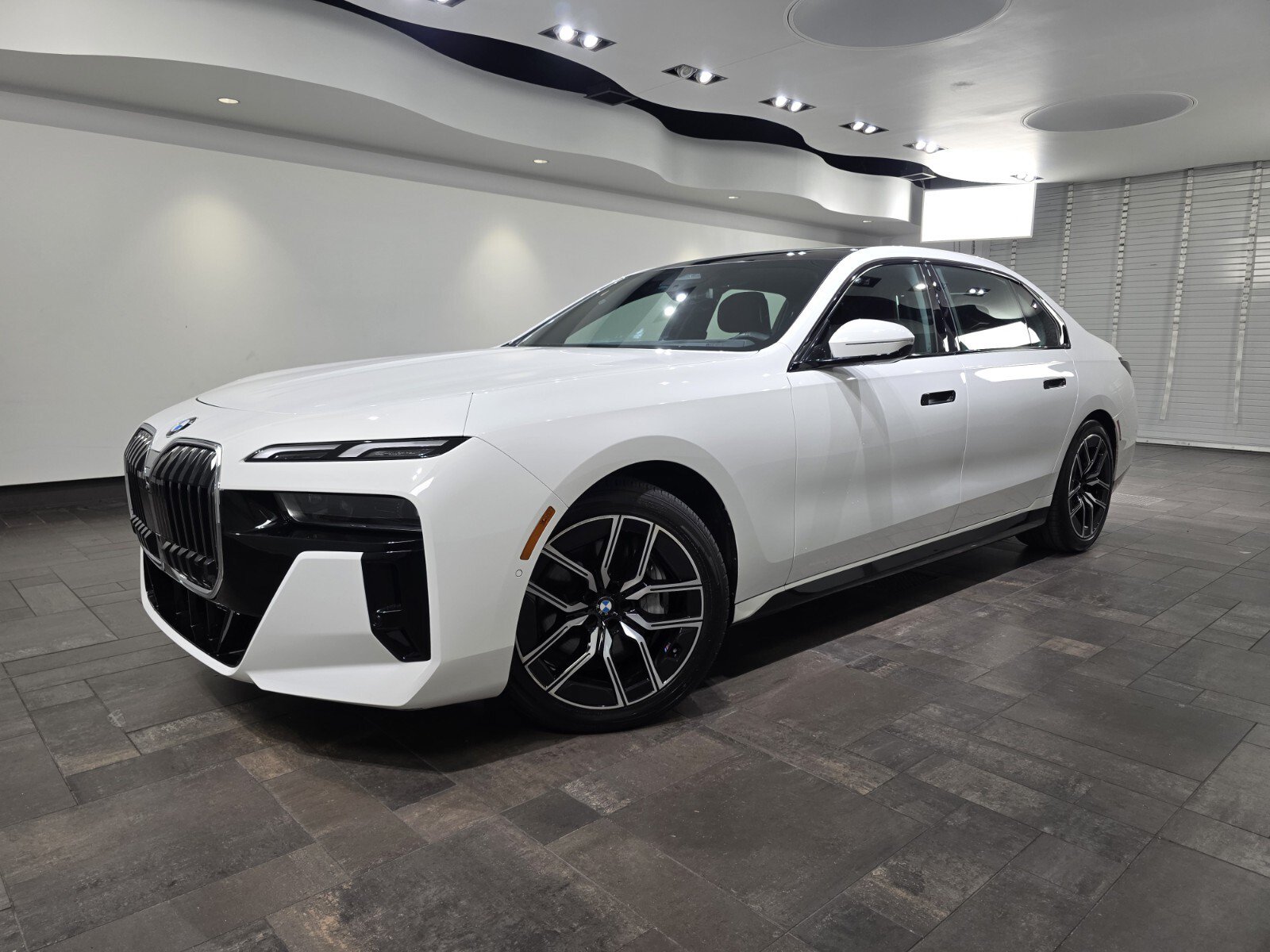 Used 2025 BMW 740i xDrive AWD/4WD video 1