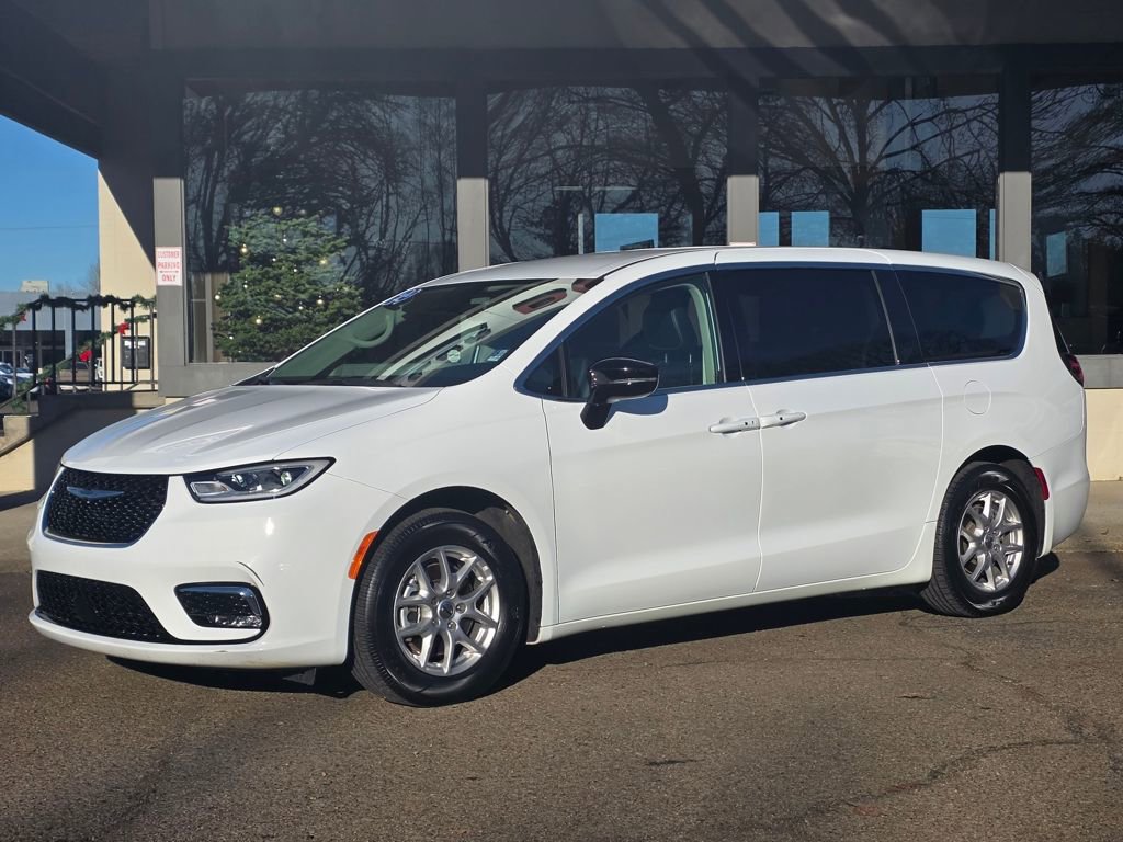 Used 2024 Chrysler Pacifica Touring-L FWD image 1
