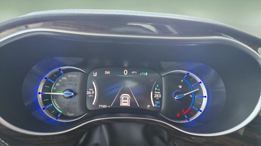 Used 2021 Chrysler Pacifica Limited w/ Uconnect Theater Family Group FWD image 10