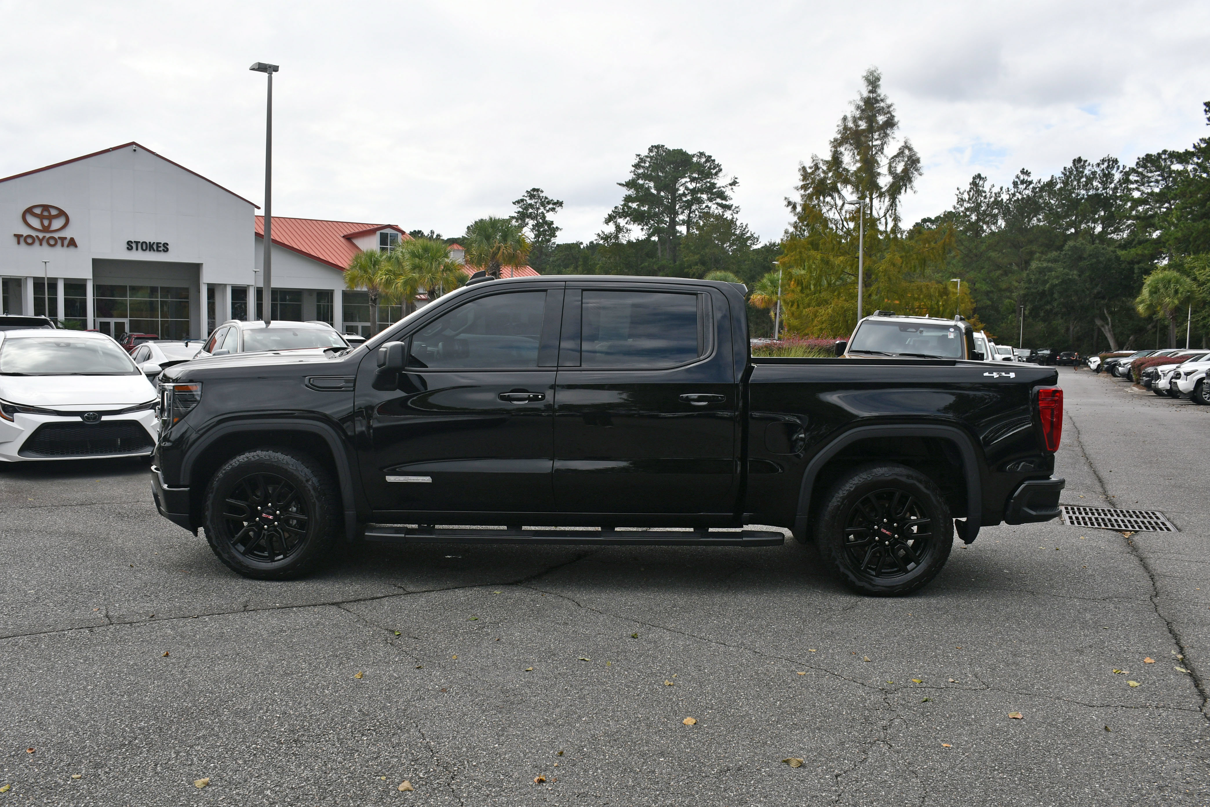Used 2023 GMC Sierra 1500 Elevation AWD/4WD image 2