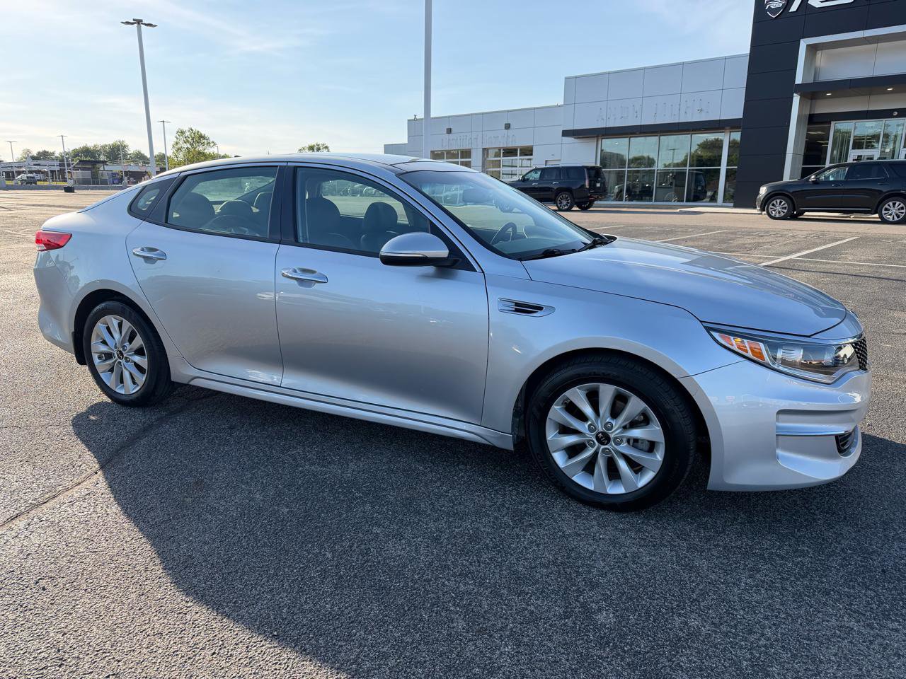 Used 2018 Kia Optima EX w/ Premium Package FWD image 2