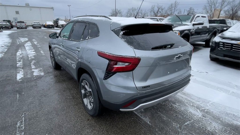 New 2026 Chevrolet Trax LT w/ Sunroof Package image 8
