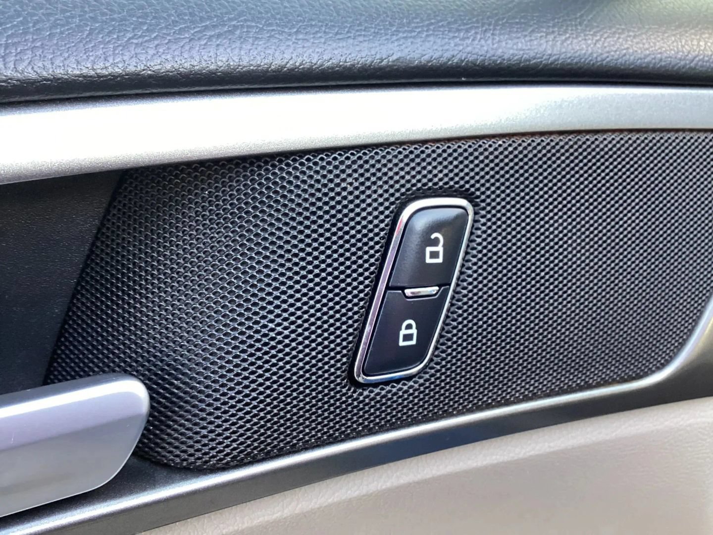 Used 2018 Ford Fusion SE FWD image 24