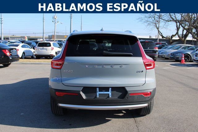 Used 2025 Volvo XC40 B5 Plus image 4