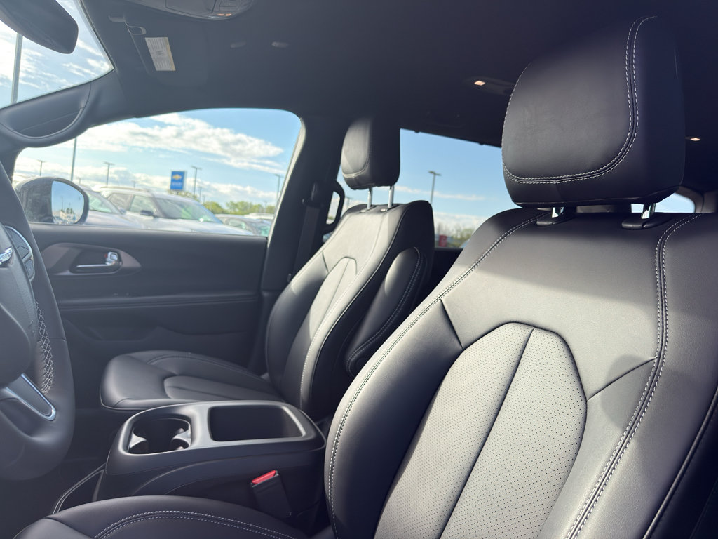 New 2026 Chrysler Pacifica Select AWD/4WD image 27