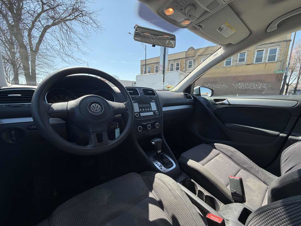 Used 2010 Volkswagen Golf 4-Door image 18