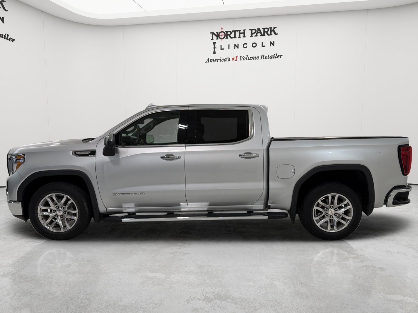 Used 2021 GMC Sierra 1500 SLT RWD image 2