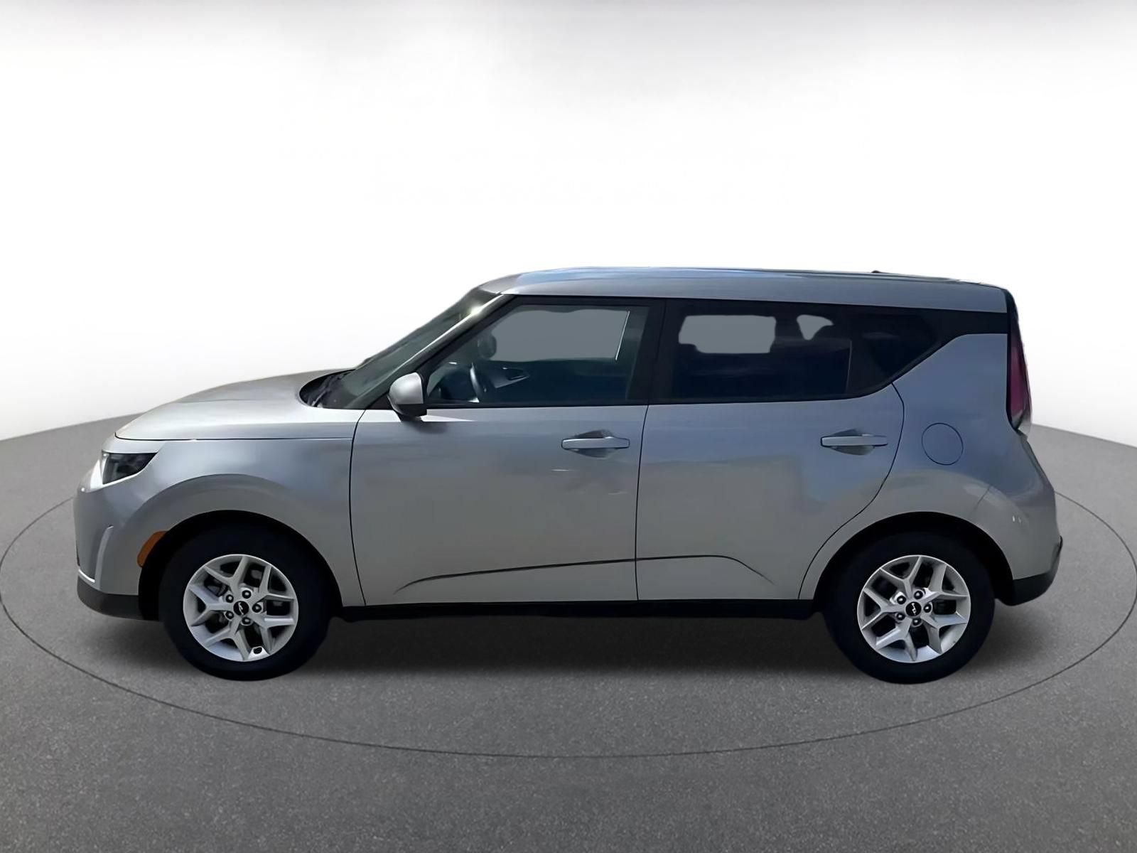 Used 2025 Kia Soul LX w/ LX Technology Package FWD image 8