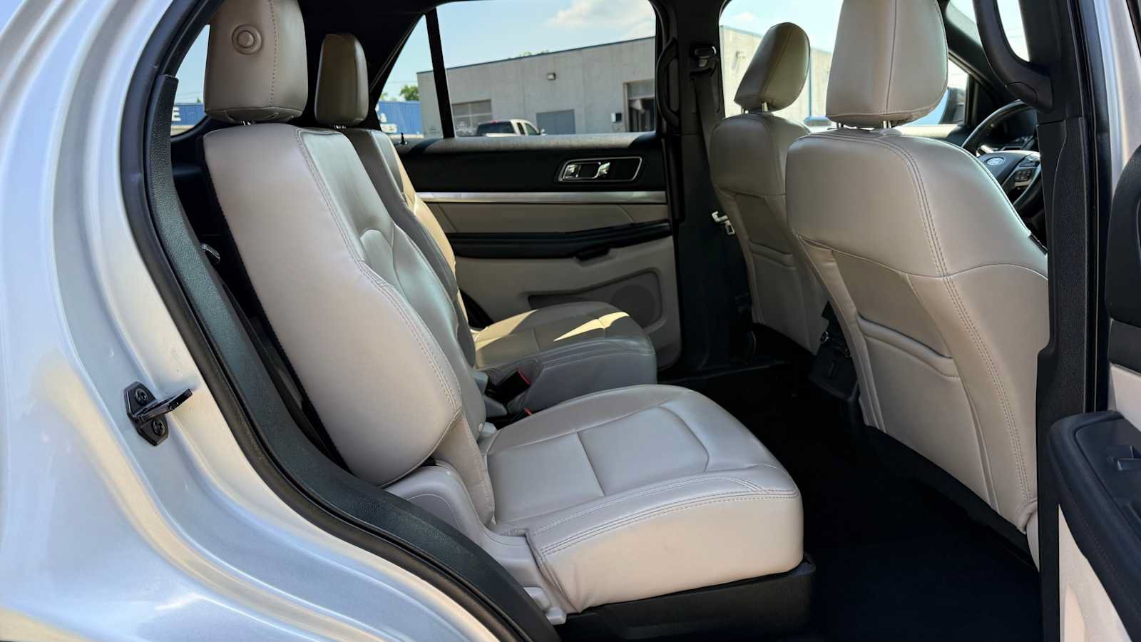 Used 2019 Ford Explorer XLT w/ Equipment Group 202A AWD/4WD image 12