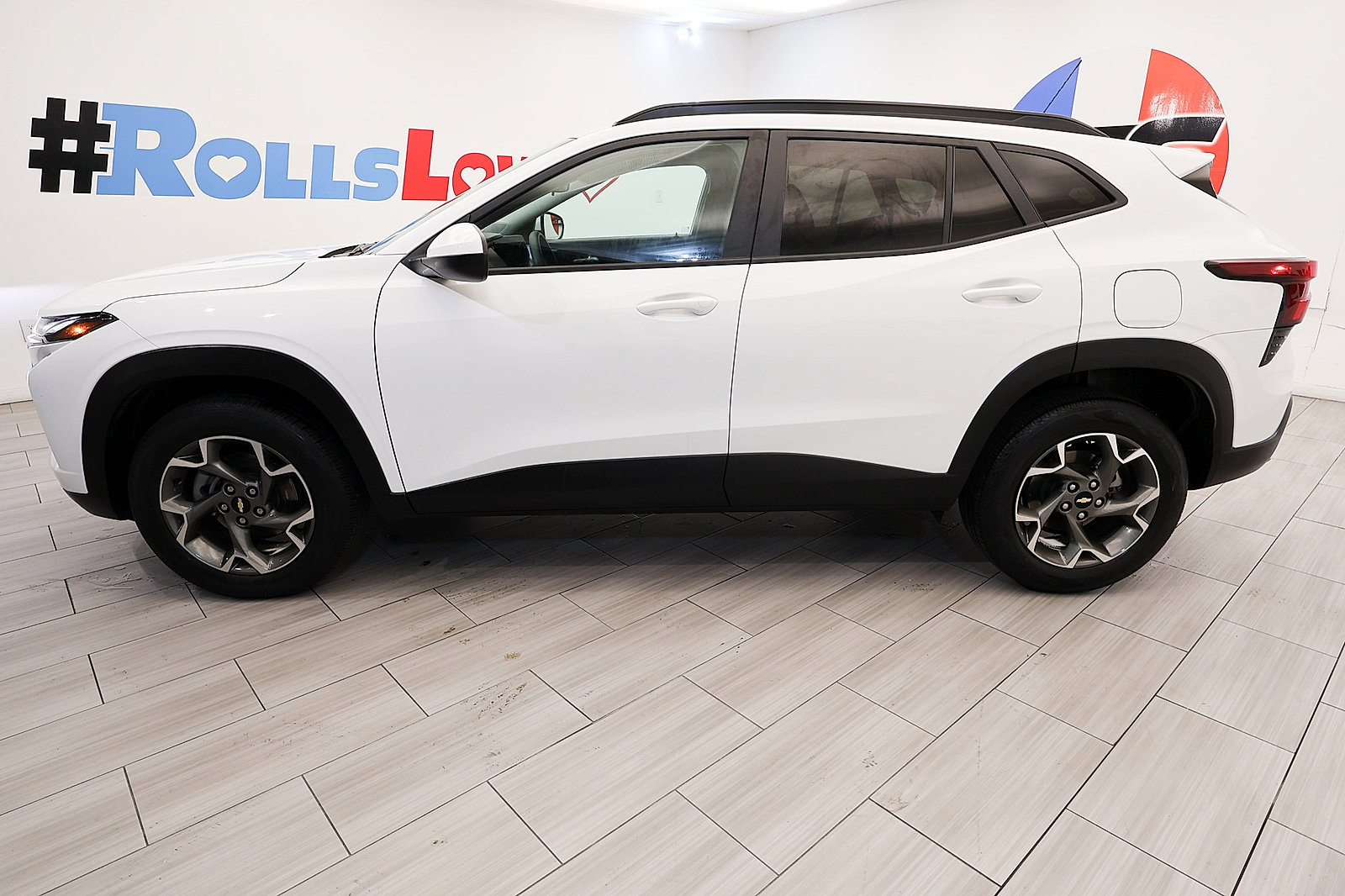Used 2025 Chevrolet Trax LT FWD image 2
