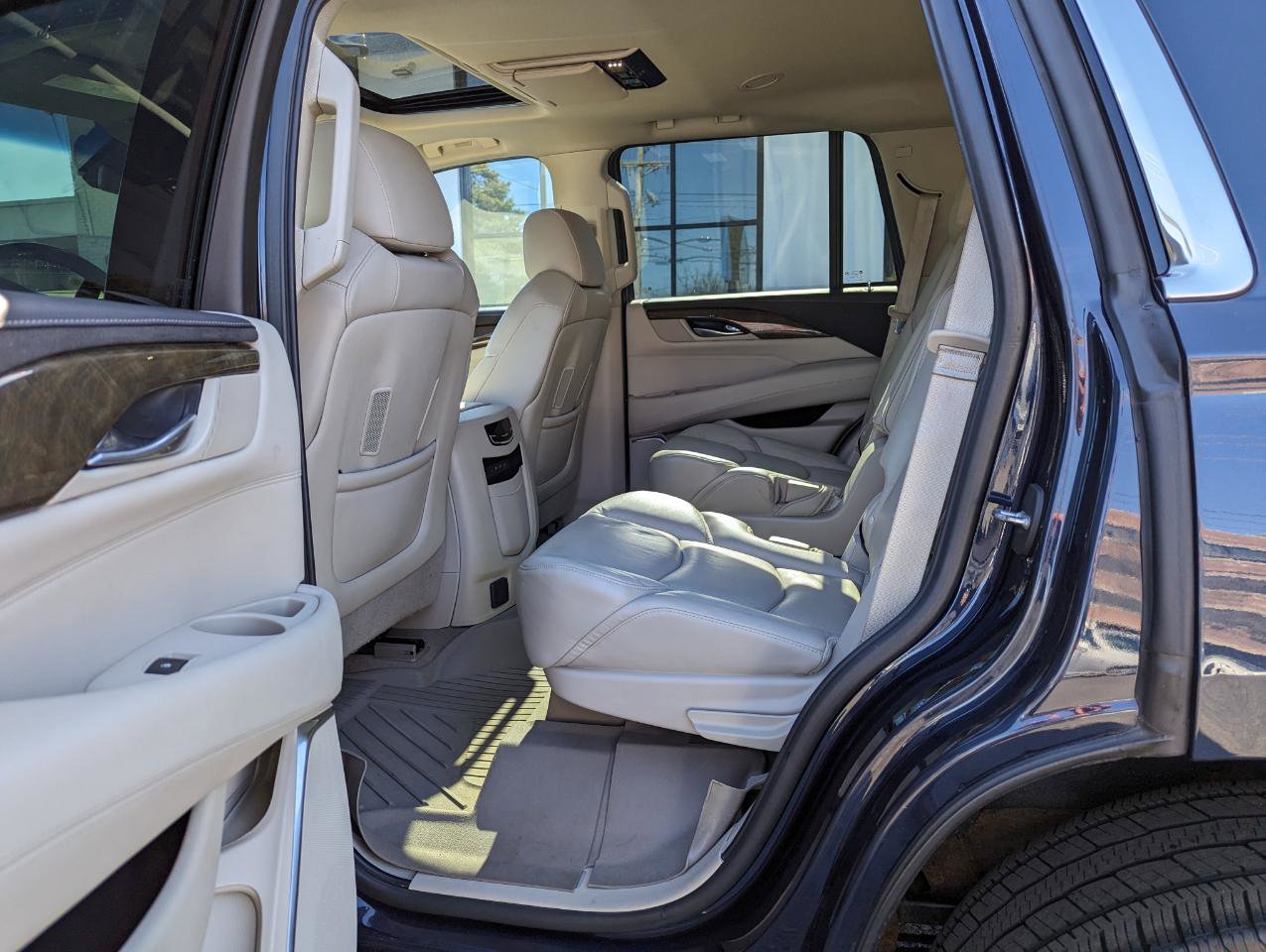 Used 2019 Cadillac Escalade Luxury w/ LPO, Radiant Package image 37