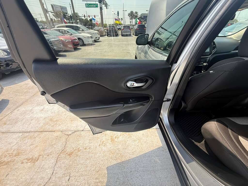 Used 2014 Jeep Cherokee Latitude w/ Cold Weather Group image 15