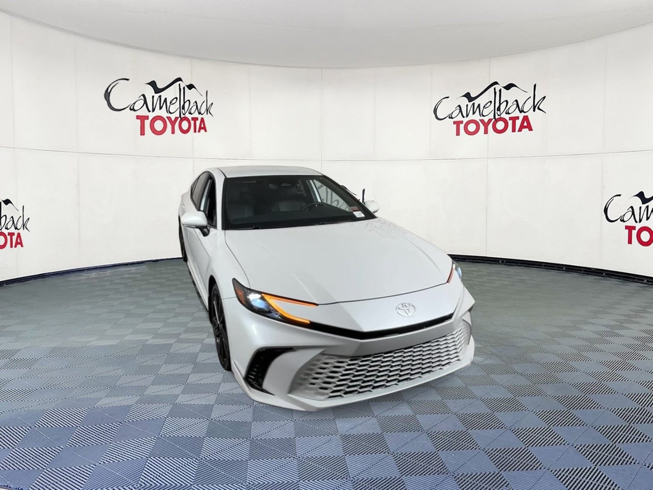 Used 2025 Toyota Camry XSE FWD image 4